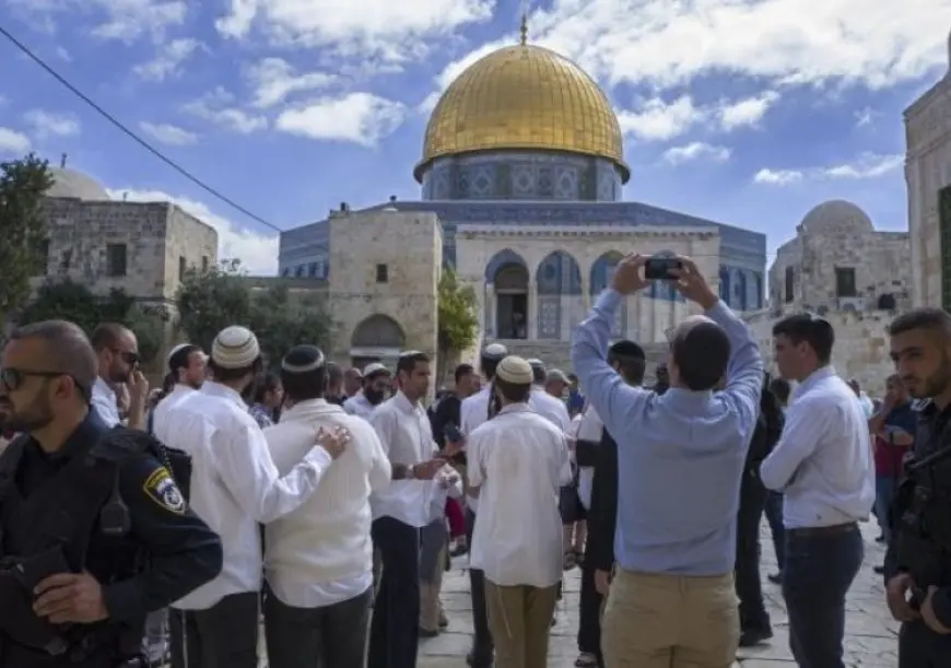 تقرير فلسطيني: مستعمرون يقتحمون المسجد الأقصى