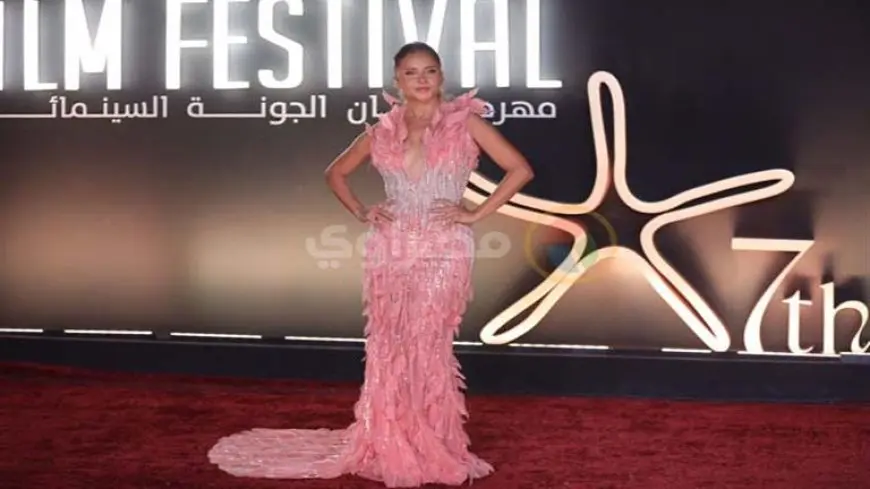 بالريش البينك.. نيلي كريم تخطف الأضواء بإطلالة مبهرة في افتتاح “الجونة السينمائي”