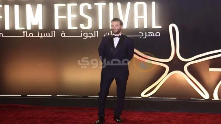 كريم قاسم بإطلالة جذابة في افتتاح مهرجان الجونة السينمائي