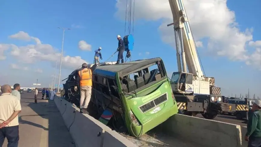 وفاة السائق.. تطورات جديدة في حادث انقلاب أتوبيس نقل عام بالإسكندرية -صور