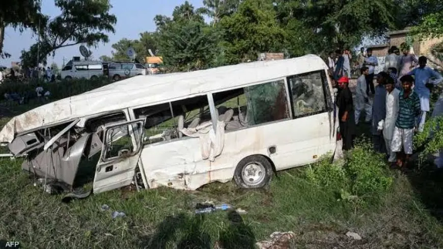 مقتل 18 شخصا جراء سقوط حافلة في شمالى باكستان