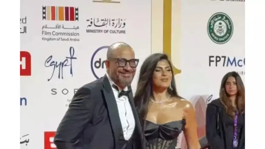 ماجد المصري حليق الرأس ويظهر بصحبة زوجته في حفل افتتاح مهرجان القاهرة السينمائي