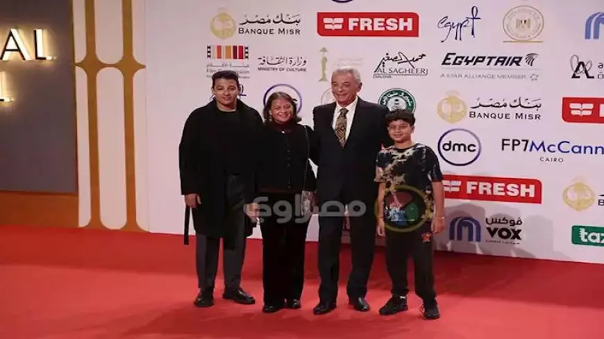 بالصور| أسرة محمود حميدة تشاهد فيلم “مين يصدق” بمهرجان القاهرة السينمائي