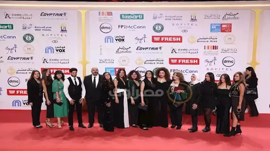 “يمثل مصر في المسابقة الدولية”.. نجوم وأبطال فيلم “دخل الربيع يضحك” يحتفلون بعرضه في القاهرة السينمائي