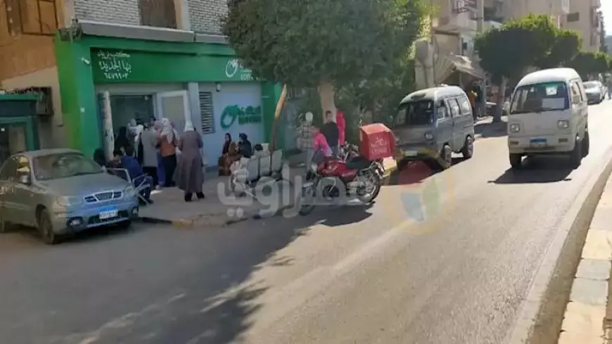 بالفيديو والصور- إقبال على مكاتب البريد بالقليوبية لشراء كراسات الإسكان الاجتماعي