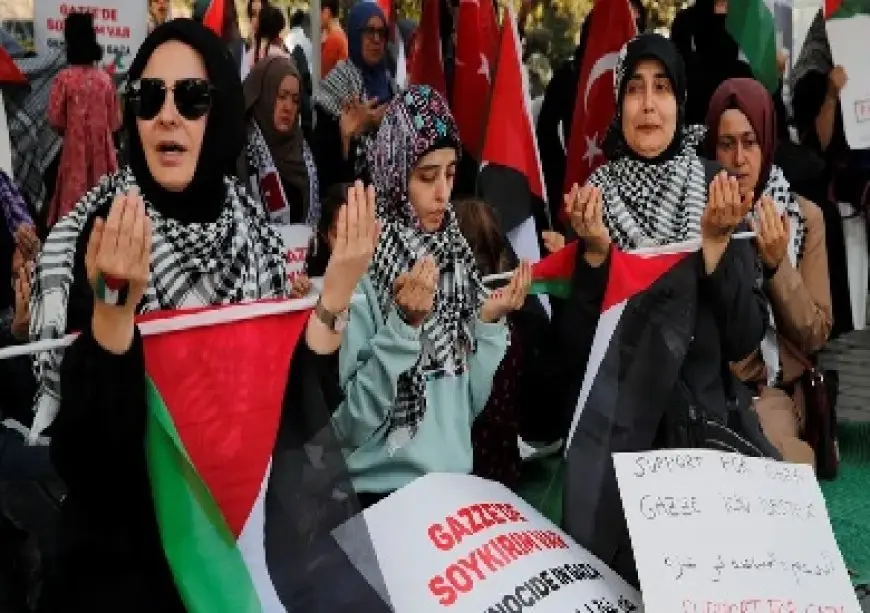 هتافات فلسطين حرة وأعلام فلسطينية في قلب موكب عيد شكر مايسي بنيويورك