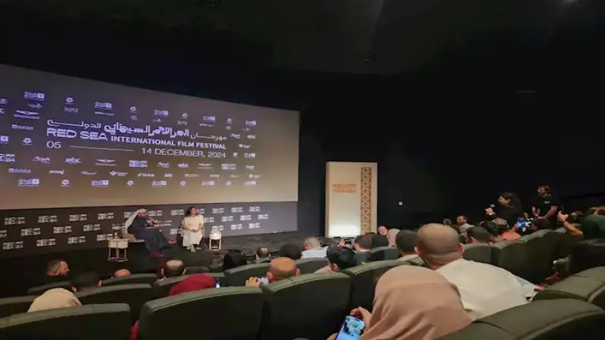 مهرجان البحر الأحمر.. منى زكي تتحدث عن أحمد زكي: “كان عايز يموت قدام الكاميرا”