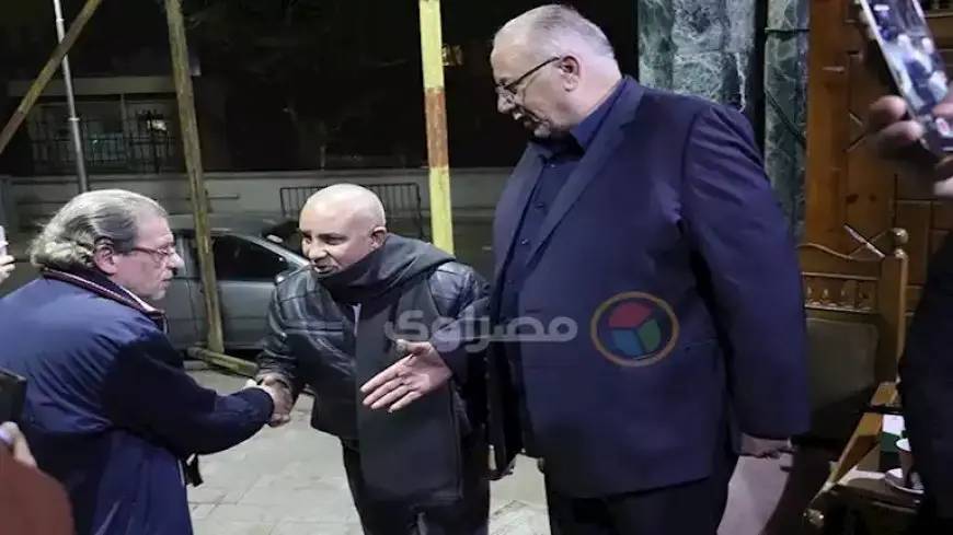 خالد يوسف وإيهاب فهمي يقدمان واجب العزاء في وفاة والد ألفت عمر (صور)