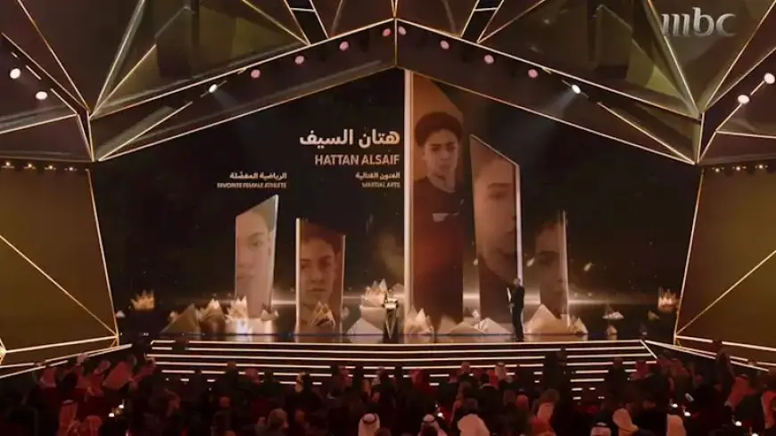 حافية القدمين “كعب الجزمة اتكسر”.. فائزة تثير الجدل في حفل “Joy Awards”