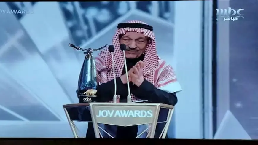 تكريم المخرج السعودي عبدالله المحيسن ومنحه جائزة الإنجاز مدى الحياة بحفل Joy Awards