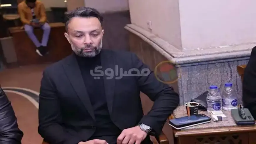 وائل عبدالعزيز يوضح سبب غياب شقيقته “ياسمين” عن عزاء والدهما