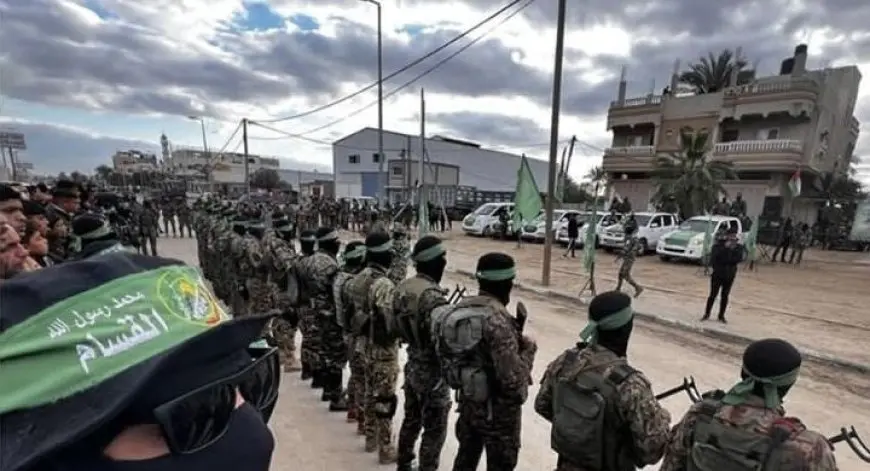 «نحن اليوم التالي».. لافتة لـ القسام بموقع تسليم أسرى الاحتلال وسط غزة