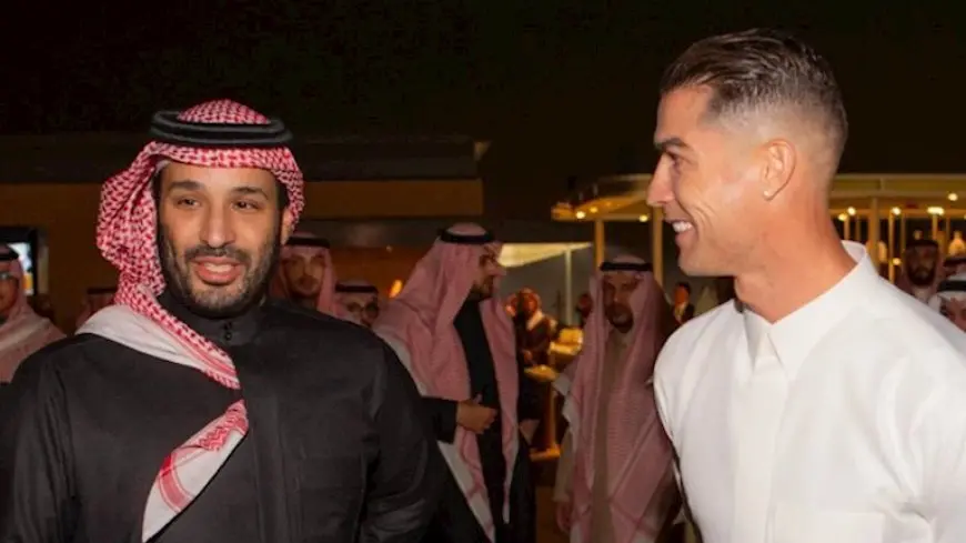 صورة رونالدو بالزي السعودي مع بن سلمان تشعل تفاعلًا على “إكس”