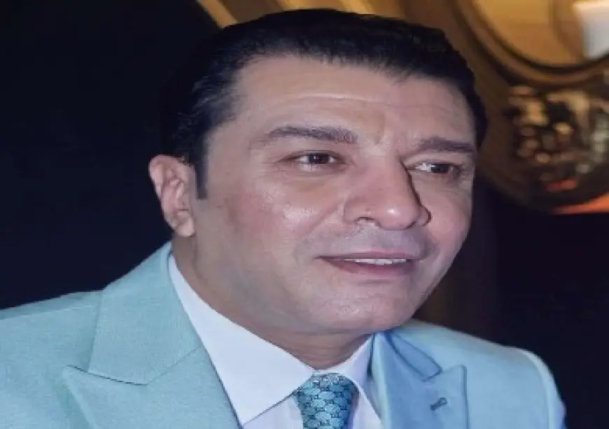 مصطفى كامل يزور أشرف زكي في منزله بعد تعرضه لوعكة صحية